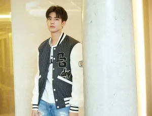 宋威龙破洞牛仔帅气写真图片