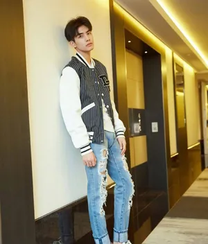 宋威龙破洞牛仔帅气写真图片_3