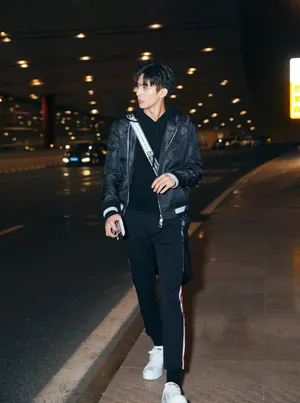 宋威龙深夜街拍帅气写真图片_4