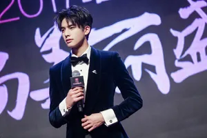 宋威龙帅气丝绒西装活动照高清图片_2