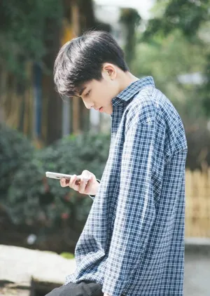 宋威龙清新衬衫美图_2
