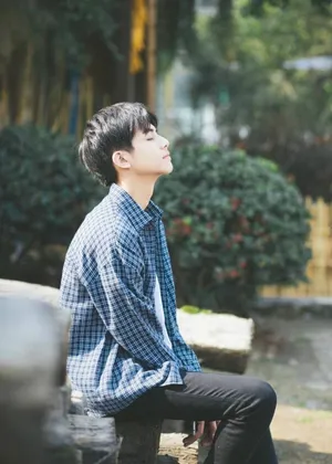 宋威龙清新衬衫美图_7
