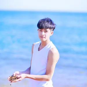 宋威龙海边清新写真图片