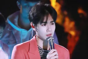 胡一天红色大衣跨年演唱会舞台帅气图片