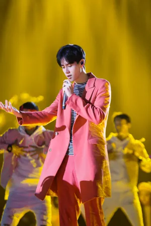 胡一天红色大衣跨年演唱会舞台帅气图片_3