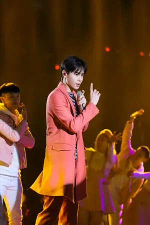 胡一天红色大衣跨年演唱会舞台帅气图片_4