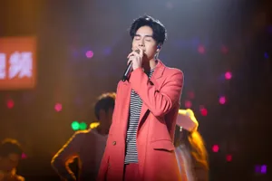 胡一天红色大衣跨年演唱会舞台帅气图片_5