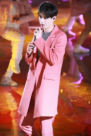 胡一天湖南卫视跨年演唱会帅气图片_5