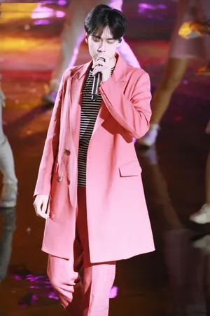 胡一天湖南卫视跨年演唱会帅气图片_6