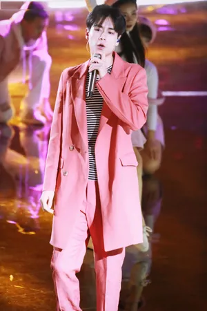 胡一天湖南卫视跨年演唱会帅气图片_7