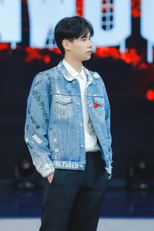 胡一天《快乐大本营》帅气高清图片