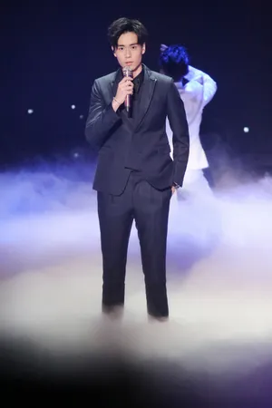 胡一天国剧盛典舞台高清图片_7