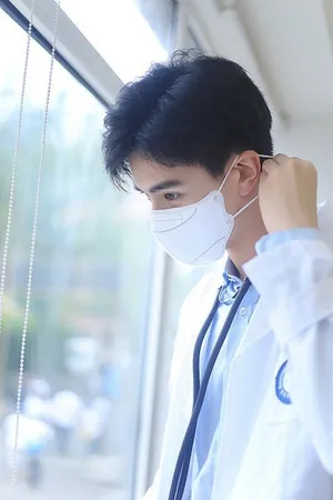 胡一天帅气医生制服阳光写真图片