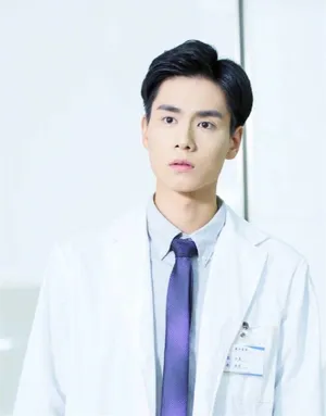 胡一天帅气医生制服阳光写真图片