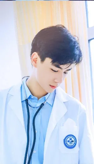 胡一天帅气医生制服阳光写真图片_3