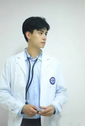 胡一天帅气医生制服阳光写真图片_6