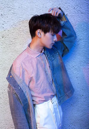 罗云熙青春活力休闲风时尚写真图片_2