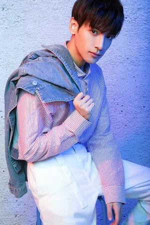 罗云熙青春活力休闲风时尚写真图片_4