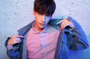 罗云熙青春活力休闲风时尚写真图片_5
