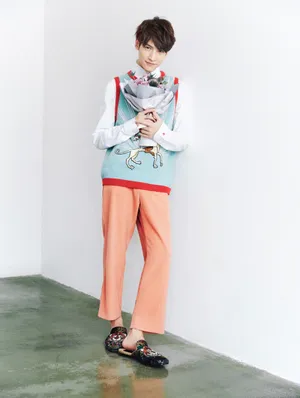 罗云熙时尚写真图片：花海美男