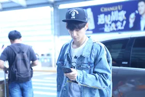 罗云熙牛仔炫酷街拍图片_2