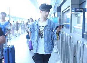 罗云熙牛仔炫酷街拍图片_6