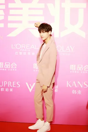 罗云熙粉嫩西装出席活动图片_3