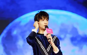 罗云熙粉嫩西装出席活动图片_4