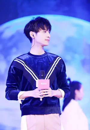 罗云熙粉嫩西装出席活动图片_5