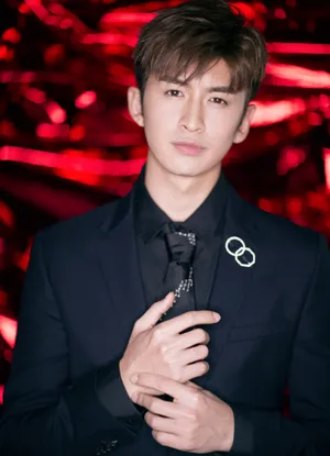 张云龙帅气绅士风黑色西装活动照图片_2