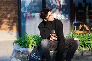 张云龙时尚街拍图片：不羁街头风潮范儿十足_2