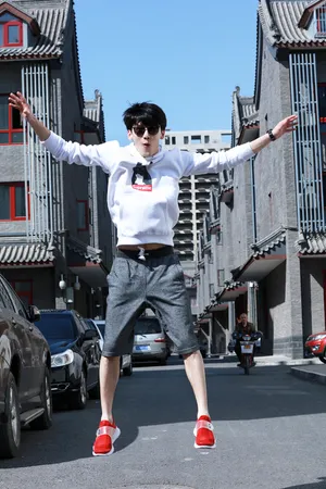 刘芮麟青春活力养眼街拍图片_2
