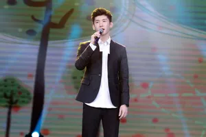 刘芮麟西装颁奖礼高清图片_3