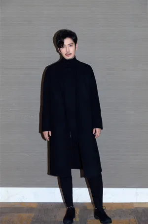 王泷正纯黑简约时尚帅气写真图片_1