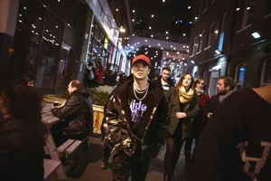 王嘉尔伦敦个性街拍写真帅气图片_2