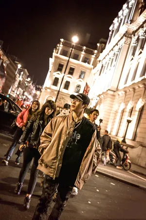 王嘉尔伦敦个性街拍写真帅气图片_4
