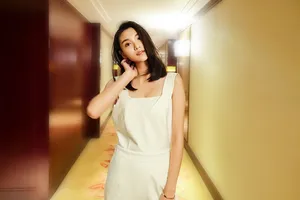 王嘉宁连体裤简约端庄率性写真图片