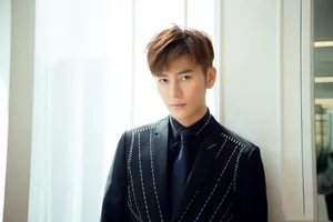 王嘉活动西装图片：时尚帅气_3