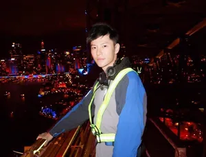 王嘉悉尼帅气旅游照图片_4