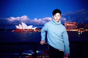 王嘉悉尼帅气旅游照图片_6