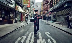 郑业成帅气搞怪异国街拍图片_2