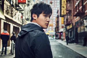 郑业成帅气搞怪异国街拍图片_5