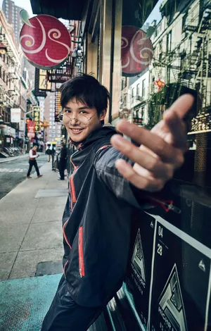 郑业成帅气搞怪异国街拍图片_8