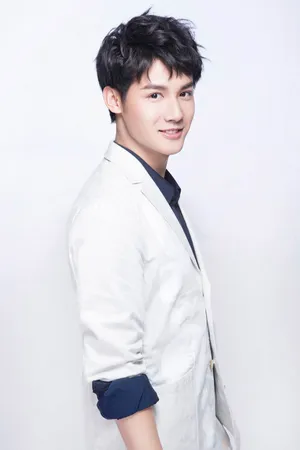 郑业成清爽白色西装帅气写真高清图片_5