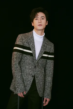 茅子俊忧郁儒雅型男活动照高清图片_2