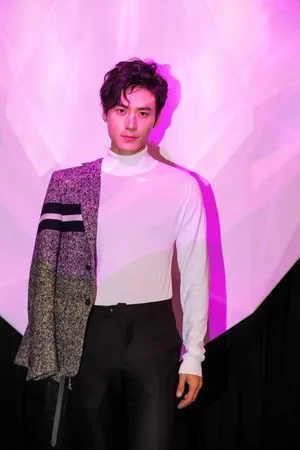 茅子俊忧郁儒雅型男活动照高清图片_3