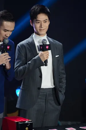 茅子俊帅气西装活动照高清图片
