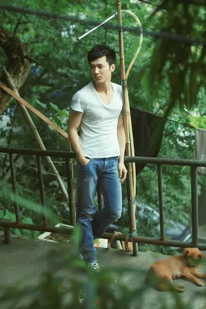 茅子俊清爽养眼户外写真高清图片_10
