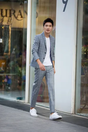 李泰型男穿搭帅气街拍图片_3