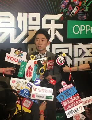 杨迪斩获“年度飞跃综艺新人王”现场花絮图片